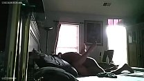 Девушка в темных колготках развела ноги и мастурбирует перед вебкой